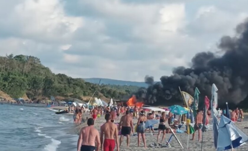 Заведение пламна на централния плаж в Китен Според очевидци инцидентът